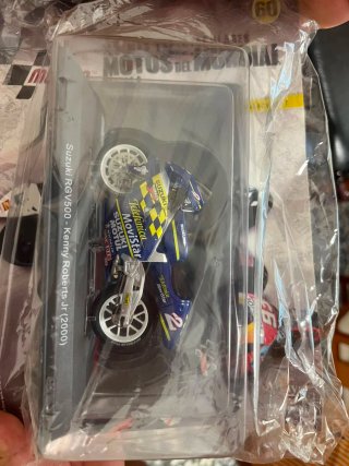Maqueta Suzuki RGV500 Kenny Roberts Jr 1:18