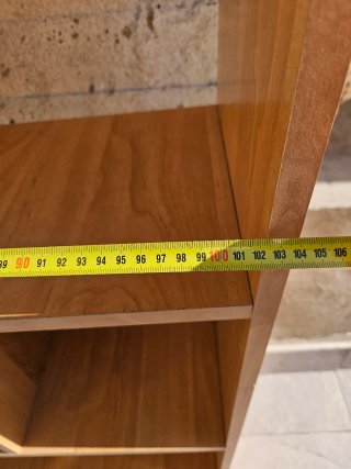 Estantería de madera marrón