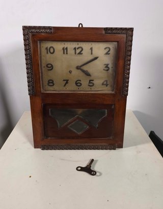 Reloj de pared antiguo de madera