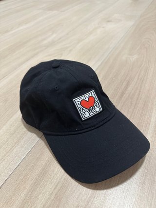Gorra negra diseño Keith Haring