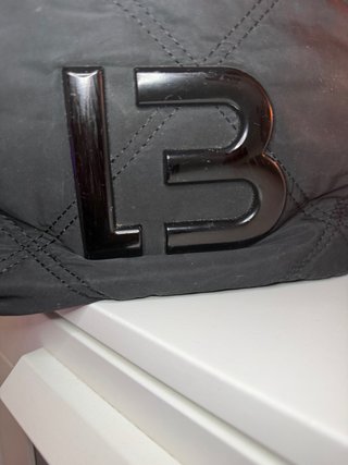 Bolso negro acolchado con logo LB