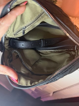 Bolso negro acolchado con logo LB