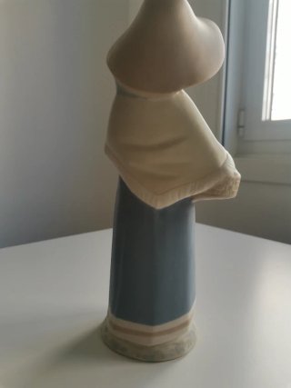 Figura cerámica niña con cesta