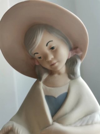 Figura cerámica niña con cesta