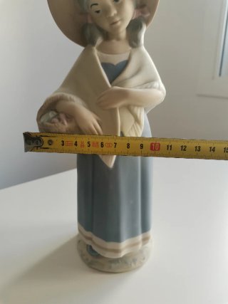 Figura cerámica niña con cesta