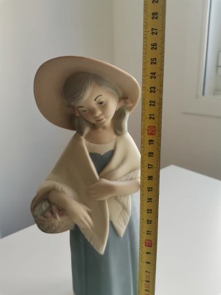 Figura cerámica niña con cesta