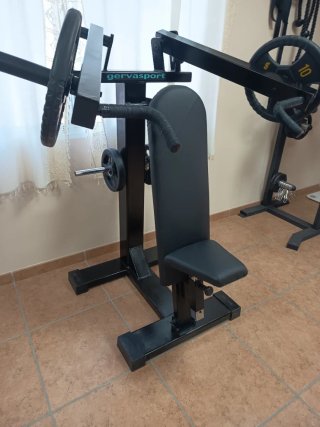 Maquina de aperturas y press de hombro