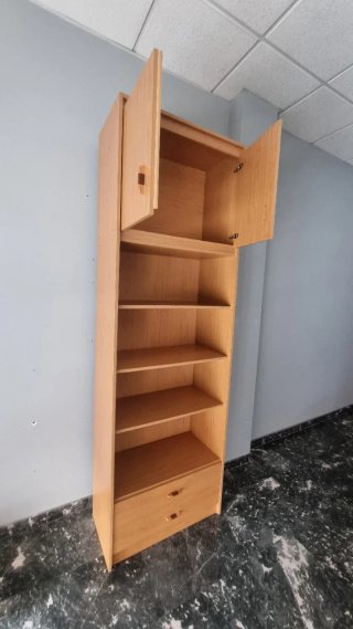 Estantería de madera con cajones