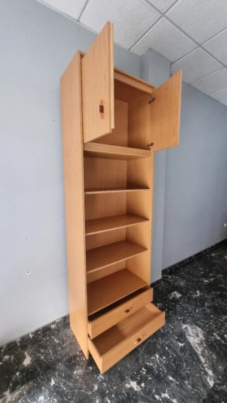 Estantería de madera con cajones