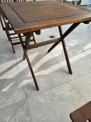 Mesa y 2 sillas de jardín de madera
