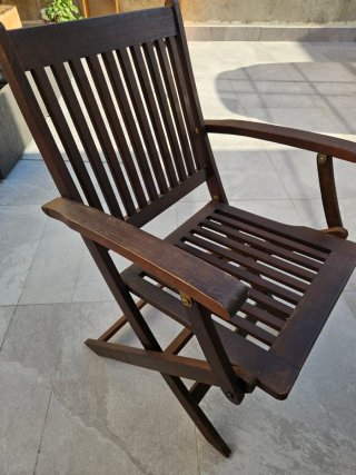 Mesa y 2 sillas de jardín de madera