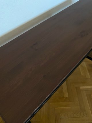 Escritorio moderno madera y metal con ruedas.