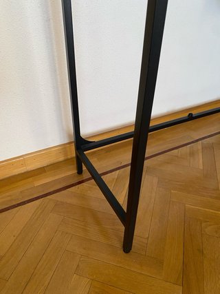 Escritorio moderno madera y metal con ruedas.