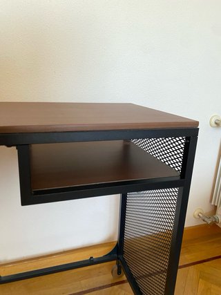 Escritorio moderno madera y metal con ruedas.