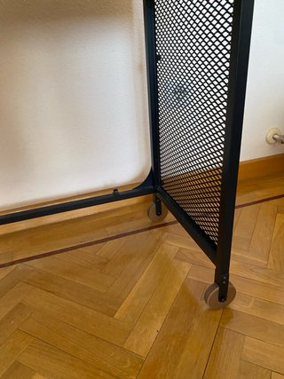 Escritorio moderno madera y metal con ruedas.