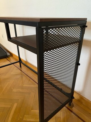Escritorio moderno madera y metal con ruedas.