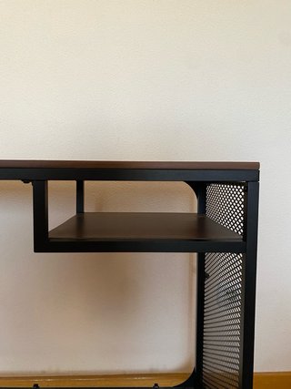 Escritorio moderno madera y metal con ruedas.