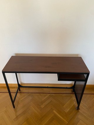 Escritorio moderno madera y metal con ruedas.