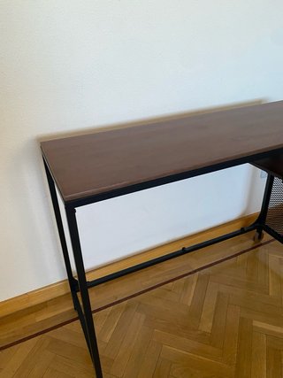 Escritorio moderno madera y metal con ruedas.