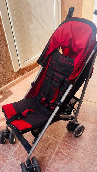 Silla de paseo roja y negra Cybex