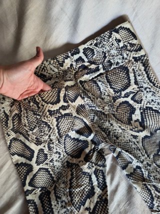 Pantalón Zara tiro bajo estampado serpiente