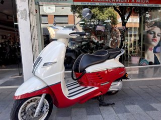 Peugeot Django 125 Scooter Roja y Blanca