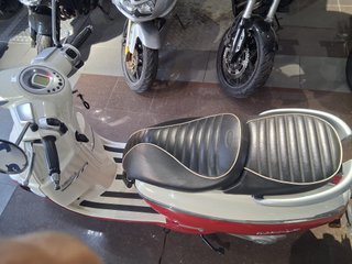 Peugeot Django 125 Scooter Roja y Blanca
