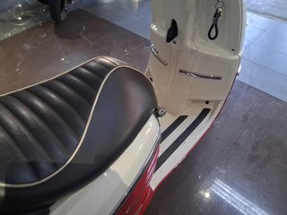 Peugeot Django 125 Scooter Roja y Blanca
