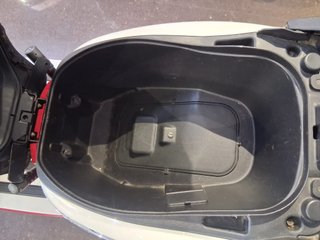 Peugeot Django 125 Scooter Roja y Blanca