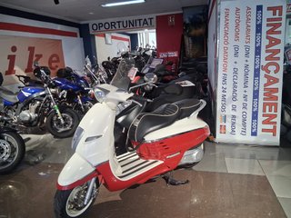 Peugeot Django 125 Scooter Roja y Blanca