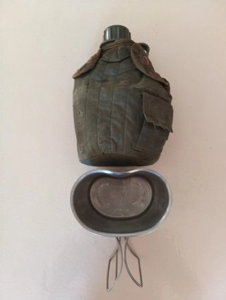 Cantimplora, funda y cazo militar