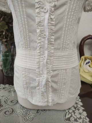 Camisa blanca de mujer con volantes