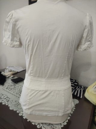 Camisa blanca de mujer con volantes