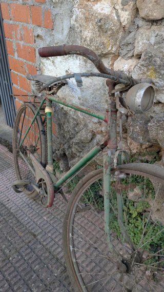 Bicicleta antigua verde