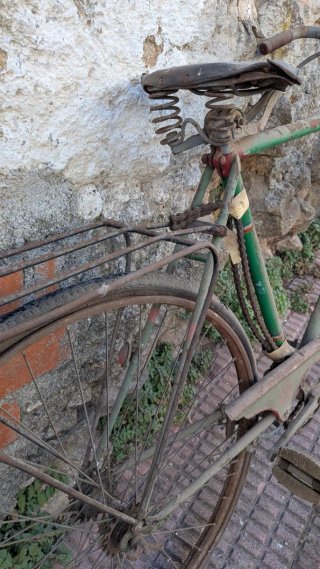 Bicicleta antigua verde
