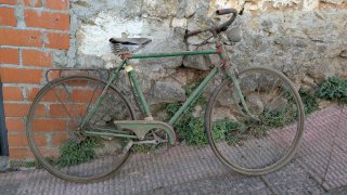 Bicicleta antigua verde