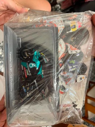 Maqueta Yamaha YZR-M1 Cal Crutchlow 2021