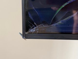 TV LG 65 Rota un trozo