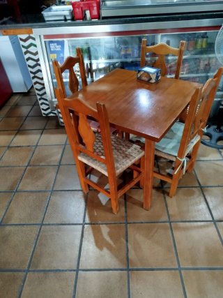 Mesas y sillas de bar urge venta
