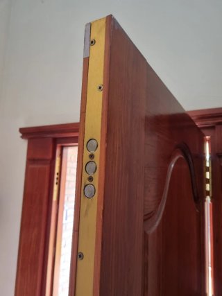 Puerta de madera de entrada de vivienda