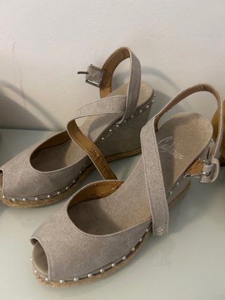 Sandalias cuña grises con tachuelas