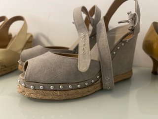 Sandalias cuña grises con tachuelas