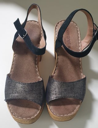 Sandalias Porronet negras y plateadas