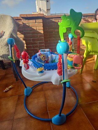 Saltador para bebé con juguetes