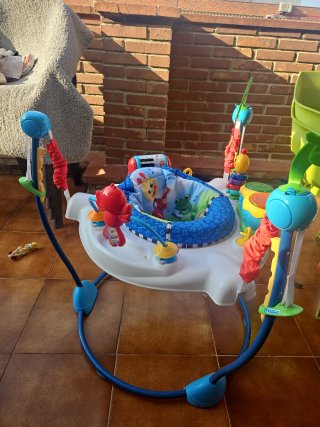 Saltador para bebé con juguetes
