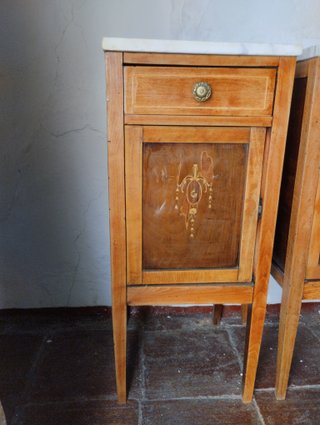 Pareja mesitas noche mármol y madera