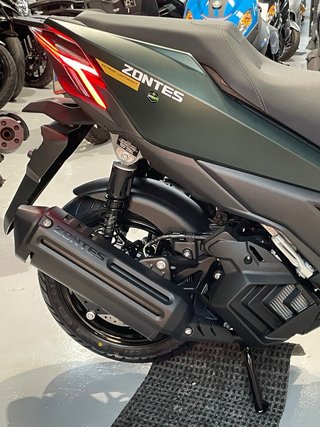 Zontes 125X Maxi Scooter Verde/Negro para reserva
