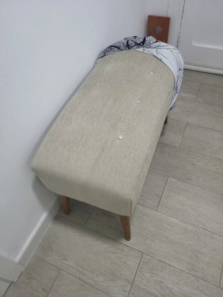 Reposapiés acolchado con patas de madera