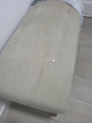 Reposapiés acolchado con patas de madera