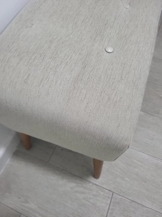 Reposapiés acolchado con patas de madera